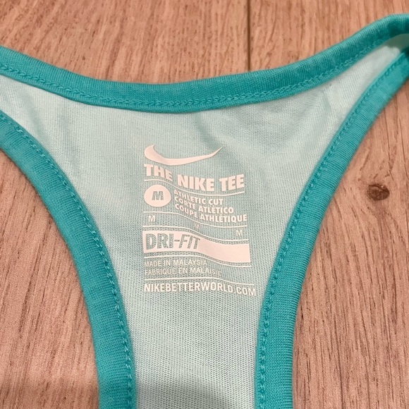 Nike size M athletic top - Picture 2 of 4